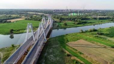 Yeni modern çift askılı köprü Krakow etrafında ring otoyolu Krakow, Polonya kısmında Vistula Nehri üzerinde. Hava video. Nowa Huta içinde belgili tanımlık geçmiş içinde Sedzimir çelik işleri için