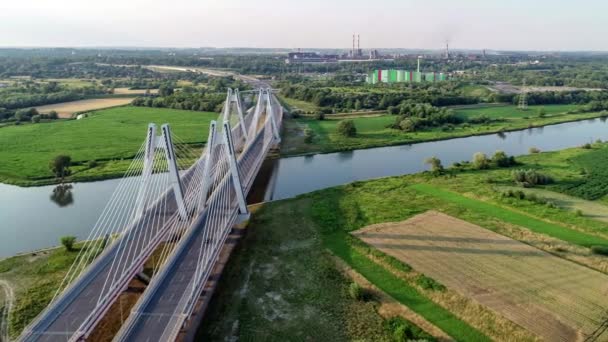 新しいモダンなダブル斜張橋クラクフ ポーランド クラクフ周辺環状高速道路部のヴィスワ川の上 バック グラウンドで Nowa Huta Sedzimir 製鋼所 — ストック動画