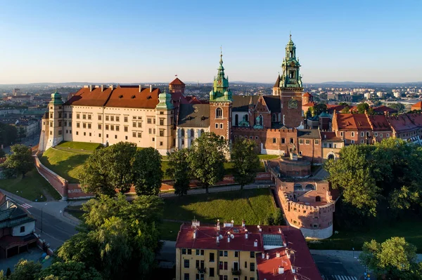 Castillo y Catedral de Wawel en Cracovia, Polonia. Vista aérea al amanecer — Foto de Stock