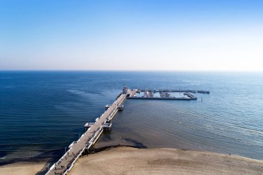 Sopot resort Polonya. Marina, yatlar, gemi, plaj ve yürüyen insanlar ile ahşap iskele (molo). Gündoğumu, havadan görünümü.