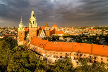 Tarihi royal Wawel Katedrali ve kale Krakov, Polonya. Gün batımı ışık ile karanlık fırtınalı bulutlar havadan görünümü