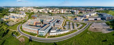Sopot, Polonya - 29 Eylül 2017: Sopot resort Spa, eski deniz feneri, ahşap iskele (molo), Yat Limanı, yat, plaj, otel, Meydanı, tatil altyapı ve park ile. Gündoğumu, havadan görünümü.