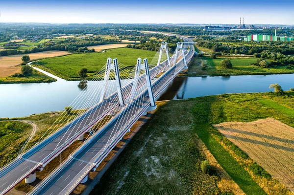 Νέο Μοντέρνο Διπλό Καλώδιο Μένοντη Γέφυρα Πάνω Από Τον Ποταμό — Φωτογραφία Αρχείου