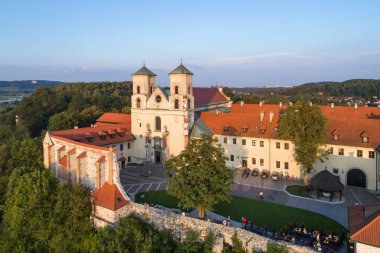 Krakow, Polonya yakınındaki Tyniec. Benedictine abbey ve Aziz Peter ve Paul Kilisesi Vistula Nehri, kayalık tepenin üzerinde. Havadan görünümü
