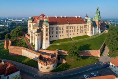 Tarihi royal Wawel Kalesi ve katedral Krakov, Polonya. Sunrise sabahın erken saatlerinde yaz aylarında hafif havadan görünümü