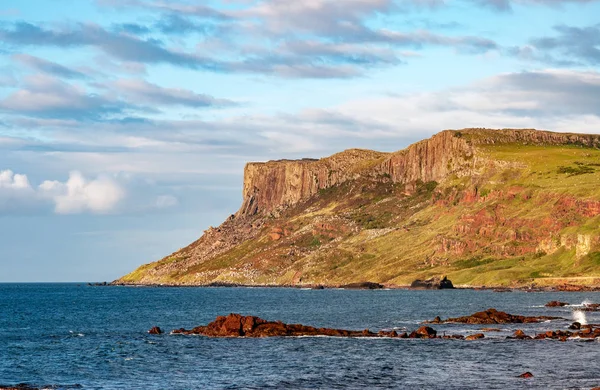 著名的公平的头悬崖在县安特里姆北部海岸 北爱尔兰 — 图库照片