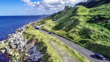 Kuzey İrlanda, İngiltere. Causeway kıyı rota aka Antrim sahil yolu. Bir Avrupa'nın en doğal kıyı yolların. Hava 4k video açığa