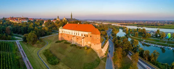 Sandomierz eski şehir, Polonya'da günbatımı ışıkla Gotik Ortaçağ Kalesi önünde, tarihi kent merkezine, Gotik katedral ve Vistual nehir içinde belgili tanımlık geçmiş bir köprü ile geniş hava Panoraması