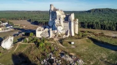 Mirow, Polonya, ortaçağ kalesi kalıntıları ediyor kayalık bir tepe üzerinde 14. yüzyılda inşa edilmiş. Hava 4k video