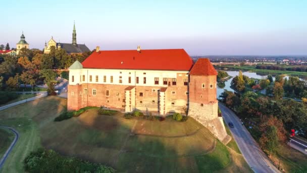 サンドミエシュ ポーランド 中世のゴシック様式の城は 世紀に建てられました フライバイ旧市街 ヴィスワ川橋と夕日の光でビデオ — ストック動画