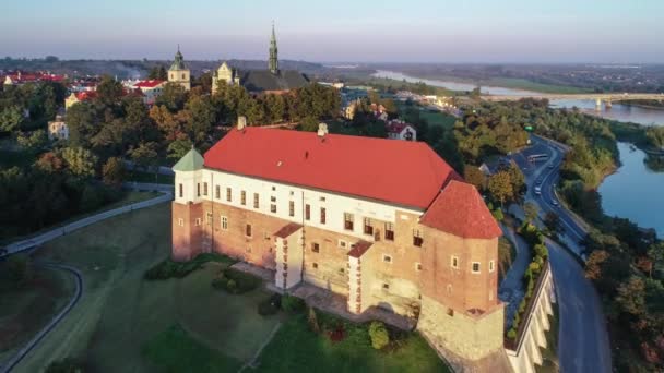 サンドミエシュ ポーランド 中世のゴシック様式の城は 世紀に建てられました 旧市街 ヴィスワ川橋と夕日の光でビデオを明らかに空中の — ストック動画