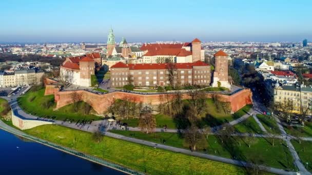 皇家瓦维尔城堡和哥特式大教堂在克拉科夫 波兰与文艺复兴西吉斯蒙德教堂与金黄圆顶 设防的墙壁 公园和游人 冬季日落时空中4K 飞越视频 — 图库视频影像