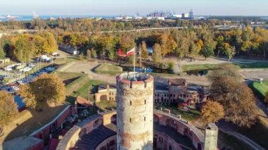Bağlantı noktası Gdansk, Polonya eski fener kulesi ile Ortaçağ Wisloujscie Kalesi. Sur eserlerin benzersiz bir anıt. Gün batımında havadan görünümü. Arka planda dış Kuzey Gdansk bağlantı noktası