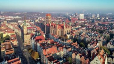 Gdansk, Polonya. Eski şehrin Gotik St. Mary Kilisesi, saat kulesi, Dluga Street ve eski tarihi evleri ile Belediye Binası. Gündoğumu ışık hava yaklaşan video