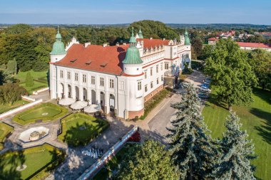 Rönesans Kalesi, Polonya, Baranow Sandomierski sarayda genellikle küçük Wawel olarak adlandırılır. Havadan görünümü.