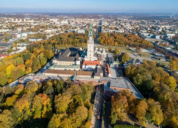 Czestochowa, Polonya. Jasna Gora manastır ve kilise tepede güçlendirilmiş. Ünlü tarihi yeri ve Lehçe Katolik hac birlikte siyah Madonna mucizevi simgesi. Sonbaharda havadan görünümü.