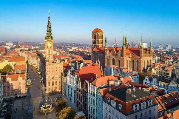 ポーランド 中世ゴシック様式の聖メアリー大聖堂の時計塔 ドゥーガ通り アートス コート 日の出の光で空撮とネプチューン像と市庁舎とグダニスク旧市街のスカイライン — ストック写真