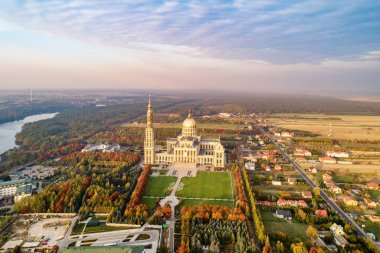 Kutsal alan ve Basilica of Our Lady, liken Lichen küçük köyde. Polonya, bir dünyanın en büyük Kilisesi dünyadaki. Ünlü Katolik hac sitesi. Sonbaharda hava görünümünü. Günbatımı ışık