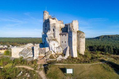 Mirow, Silesia, Polonya, ortaçağ kalesi kalıntıları ediyor 14. yüzyılda inşa edilmiş. Kalelerden biri Lehçe Jurassic Highland Silezya'da kartal yuvalarını aradı. Havadan görünümü.