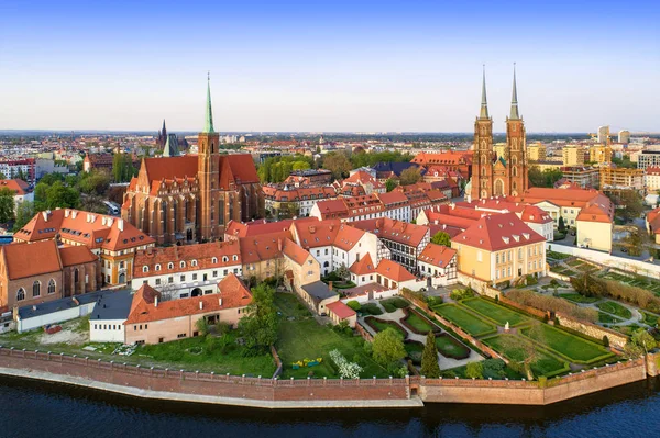 Polonya. Wroclaw. Gotik Katedrali St John Baptist, Collegiate Kilisesi Holy Cross ve St Bartholomew ve oder (Oder) Nehri ile Ostrow Tumski bölgesi. Gün batımı ışık havadan görünümü