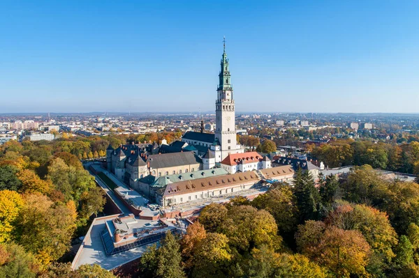 利琴圣母的庇护所和大教堂在小村庄利琴 波兰最大的教堂 世界上最大的教堂之一 著名的天主教朝圣场所 秋天的鸟图 落日灯 图库图片
