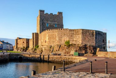 Belfast, Kuzey İrlanda, İngiltere, gün batımı ışık yakınındaki Carrickfergus Ortaçağ Norman Kalesi