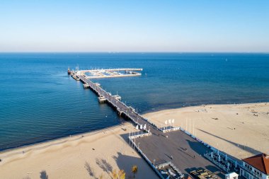 Ahşap iskele Limanı, yat ve plaj yakınındaki Polonya Gdansk Sopot tatil beldesine günbatımı ışığı ile marina ile. Havadan görünümü