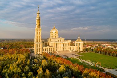 Kutsal alan ve Basilica of Our Lady, liken Lichen küçük köyde. Polonya, bir dünyanın en büyük Kilisesi dünyadaki. Ünlü Katolik hac sitesi. Sonbaharda hava görünümünü. Günbatımı ışık