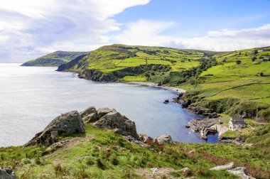 Kuzey kıyısında, bir koy ve County Antrim, Kuzey İrlanda, İngiltere, Torr kafa, Ballycastle görünümünden küçük bir limanda