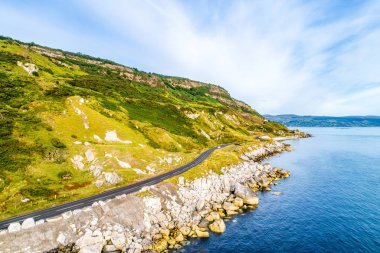 Kuzey İrlanda, İngiltere. Causeway kıyı rota aka Antrim sahil yolu. Bir Avrupa'nın en doğal kıyı yolların. Havadan görünümü