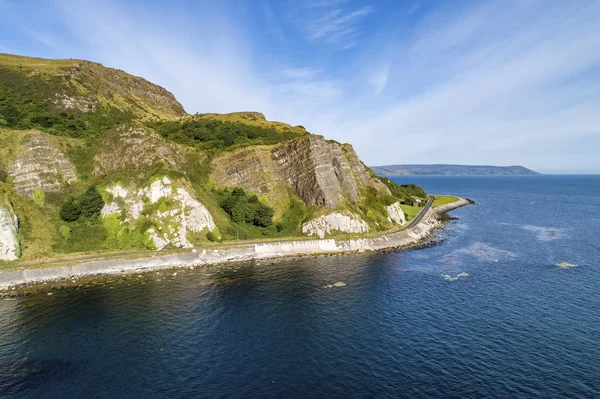 北爱尔兰 大西洋海岸 悬崖和 安特里姆海岸路 又名巨人铜锣湾沿海路线 欧洲最风景优美的海滨公路之一 加伦点附近的鸟图 — 图库照片