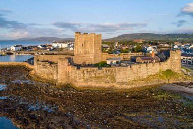 Carrickfergus gündoğumu ışık Belfast yakınındaki Ortaçağ Norman Kalesi. Marina, çökeller kasaba ve Belfast Lough havadan görünümü