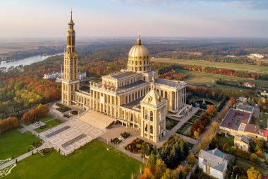 Kutsal alan ve Basilica of Our Lady, liken Lichen küçük köyde. Polonya, bir dünyanın en büyük Kilisesi dünyadaki. Ünlü Katolik hac sitesi. Sonbaharda hava görünümünü. Günbatımı ışık