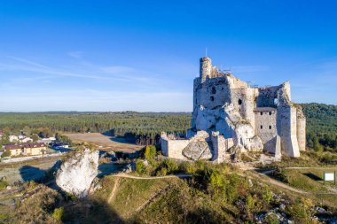 Mirow, Silesia, Polonya, ortaçağ kalesi kalıntıları ediyor 14. yüzyılda inşa edilmiş. Kalelerden biri Lehçe Jurassic Highland Silezya'da kartal yuvalarını aradı. Havadan görünümü.