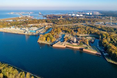 Bağlantı noktası Gdansk, Polonya eski fener kulesi ile Ortaçağ Wisloujscie Kalesi. Sur eserlerin benzersiz bir anıt. Gün batımında havadan görünümü. Arka planda dış Kuzey Gdansk bağlantı noktası