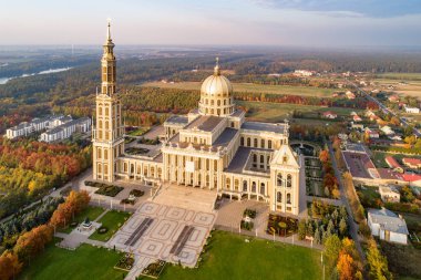 Kutsal alan ve Basilica of Our Lady, liken Lichen küçük köyde. Polonya, bir dünyanın en büyük Kilisesi dünyadaki. Ünlü Katolik hac sitesi. Sonbaharda hava görünümünü. Günbatımı ışık