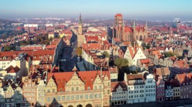 Gdansk, Polonya. Eski şehrin Gotik St. Mary Kilisesi, saat kulesi, Dluga Street ve eski tarihi evleri ile Belediye Binası. Gündoğumu ışık hava yaklaşan video