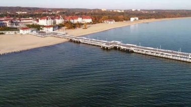 Sopot resort ahşap iskele, Yat Limanı, yat, kumlu plaj ile Polonya. Hava 4 Gündoğumu ışık videoda açığa k