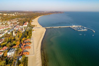 Sopot iskele ve tesisi ile plaj, Polonya. Havadan görünümü