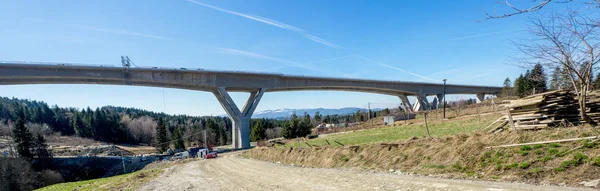 Viaduct van de snelweg in aanbouw in Polen — Stockfoto