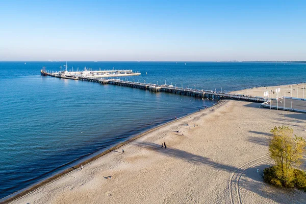 Muelle de madera y playa en Sopot Polonia. Vista aérea — Foto de Stock