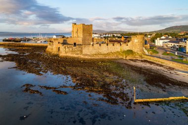 Carrickfergus Belfast yakınındaki Norman kale      