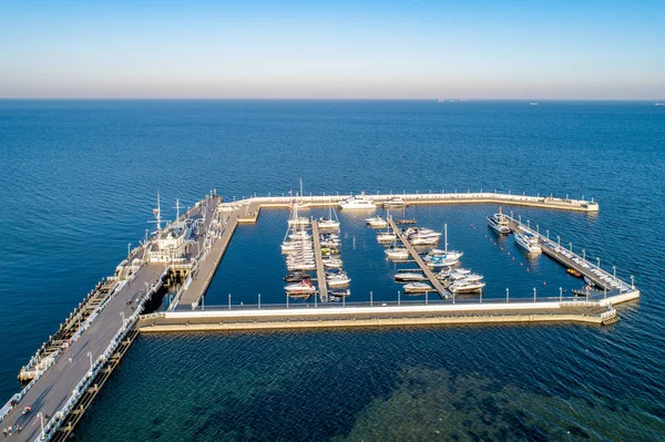 Muelle de madera con puerto deportivo en Sopot Polonia. Vista aérea — Foto de Stock