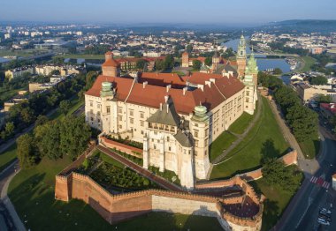 Wawel Kalesi ve Katedrali, Krakow, Polonya. Gündoğumu, havadan görünümü