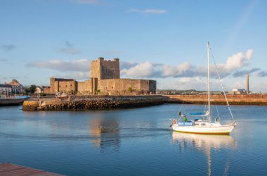 Belfast yakınlarındaki Carrickfergus 'ta Norman Kalesi ve yat 