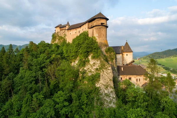 Oravský hrad na Slovensku. Letecký pohled v létě při západu slunce — Stock fotografie