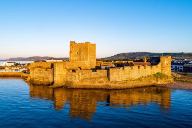 Gün doğumunda Belfast yakınlarındaki Carrickfergus Ortaçağ kalesi     