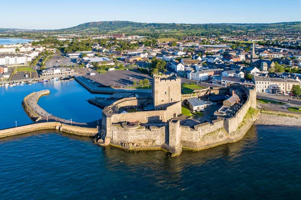 Belfast yakınlarındaki Carrickfergus Ortaçağ kalesi