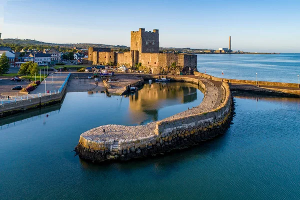 Belfast yakınlarındaki Carrickfergus 'ta Norman Kalesi ve Marina