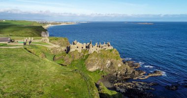 Kuzey İrlanda, İngiltere'de Dunluce kalesi kalıntıları ediyor